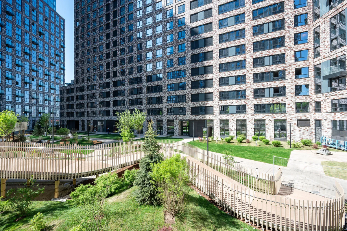 Пешеходный мост разделяет внутренний двор на автономные пространства