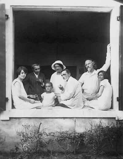 Группа друзей и близких К. Д. Бальмонта, в которой Мирра - первая слева. 