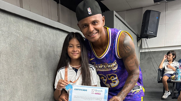    Ари (справа) с дочерью Арианой. Соцсети