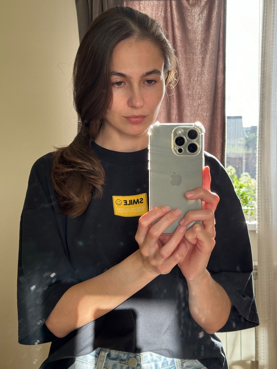 Оба фото без коррекции! А ведь на улице-то до сих пор тепло, начало сентября, ничего кардинально не поменялось с лета. Это не ноябрь! Но разницу я замечаю: сверху усталый, сухой, серый и замученный человек, а здесь нормальная девушка.