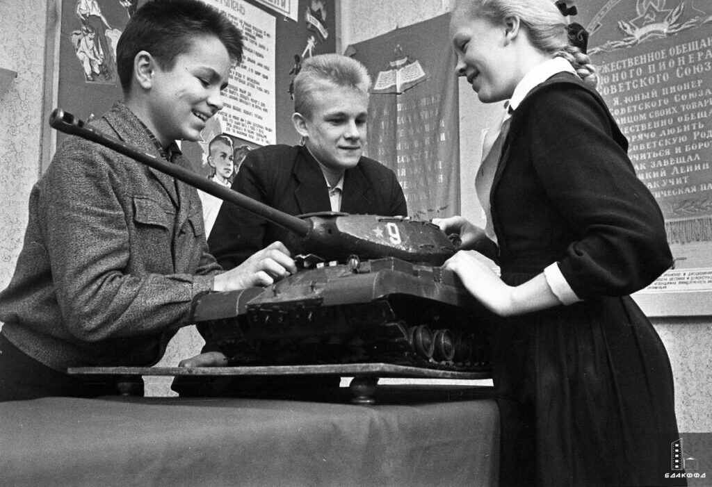 Ученики 8 «А» класса средней школы №3 Осиповичей, члены кружка Юных друзей Советской Армии у макета танка ИС-3, подаренного местными военнослужащими, опекающими школьников, В. Вехотко, газета «Пионер Белоруссии», 2 ноября 1964 г. Военно-патриотическое движение в СССР стимулировало тысячи подростков мечтать о военной карьере, с пониманием относится к срочной службе в армии, в том числе в танковых войсках.