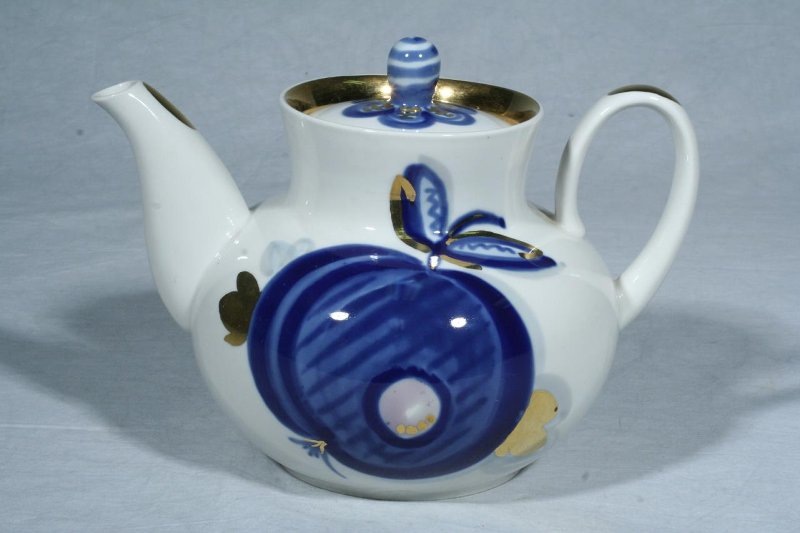 Чайник с крышкой 15,5 см. "Яблоко". 1960-е. Автор формы и росписи Ганрио Ю.Б. Роспись подглазурная кобальтом, роспись надглазурная золотом. Федеральное государственное бюджетное учреждение культуры "Всероссийский музей декоративно-прикладного и народного искусства".