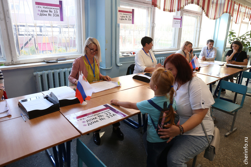    Алёна Горнова проголосовала сегодня на одном из участков в школе № 1. На выборы пришла с четырехлетней дочерью.