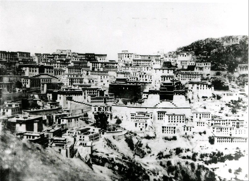 Фотоархив Старого Тибета был создан в 1992 году на основе подаренной коллекции фотографий и дневниковых записей миссионерки Марион Грант Грибеноу. 
Фонд Генри Р. Люса выделил значительный грант на восстановление этой коллекции, которая составляет основу архива «Старый Тибет» и насчитывает около 3 000 снимков из Тибета (1928-1949 гг.). / The Old Tibet Photographic Archive was initiated in 1992 with the gift of the photographic collection and journal writings of missionary Marion Grant Griebenow. 
A substantial grant from the Henry R. Luce Foundation was awarded to restore that collection, which comprises the core of the Old Tibet Archive with some 3,000 images from Tibet (1928-1949).