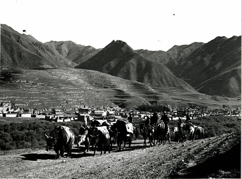 работы фотографов Хью Ричардсона, Генриха Харрера, Фоско Мараини, Дэвида Макдональда и лейтенанта Дж. Р. Вейра.  / works by photographers Hugh Richardson, Heinrich Harrer, Fosco Maraini, David McDonald, and Lt. J. R. Weir  