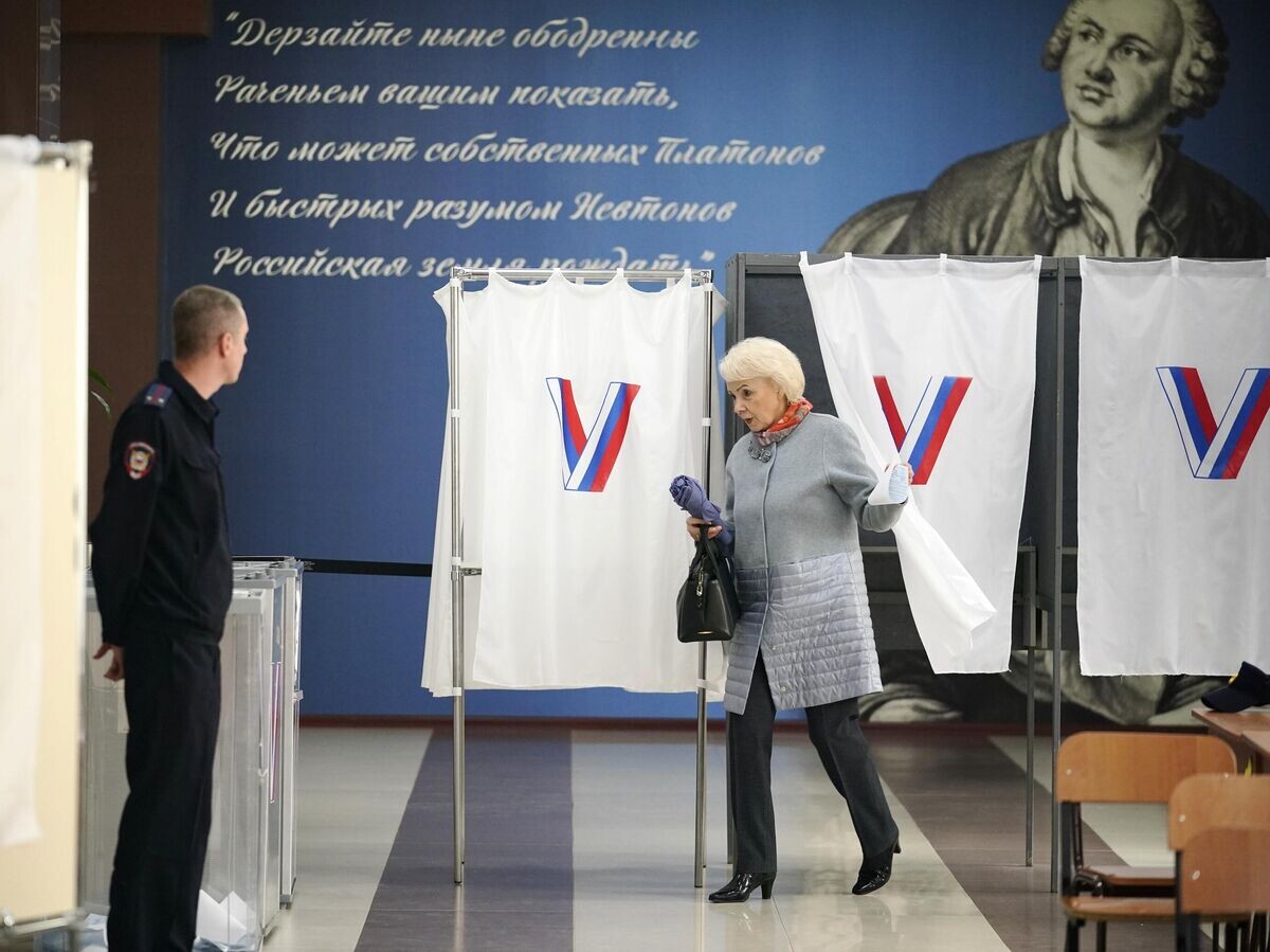    Женщина голосует на избирательном участке в Кемерово© РИА Новости / Евгений Горбачев