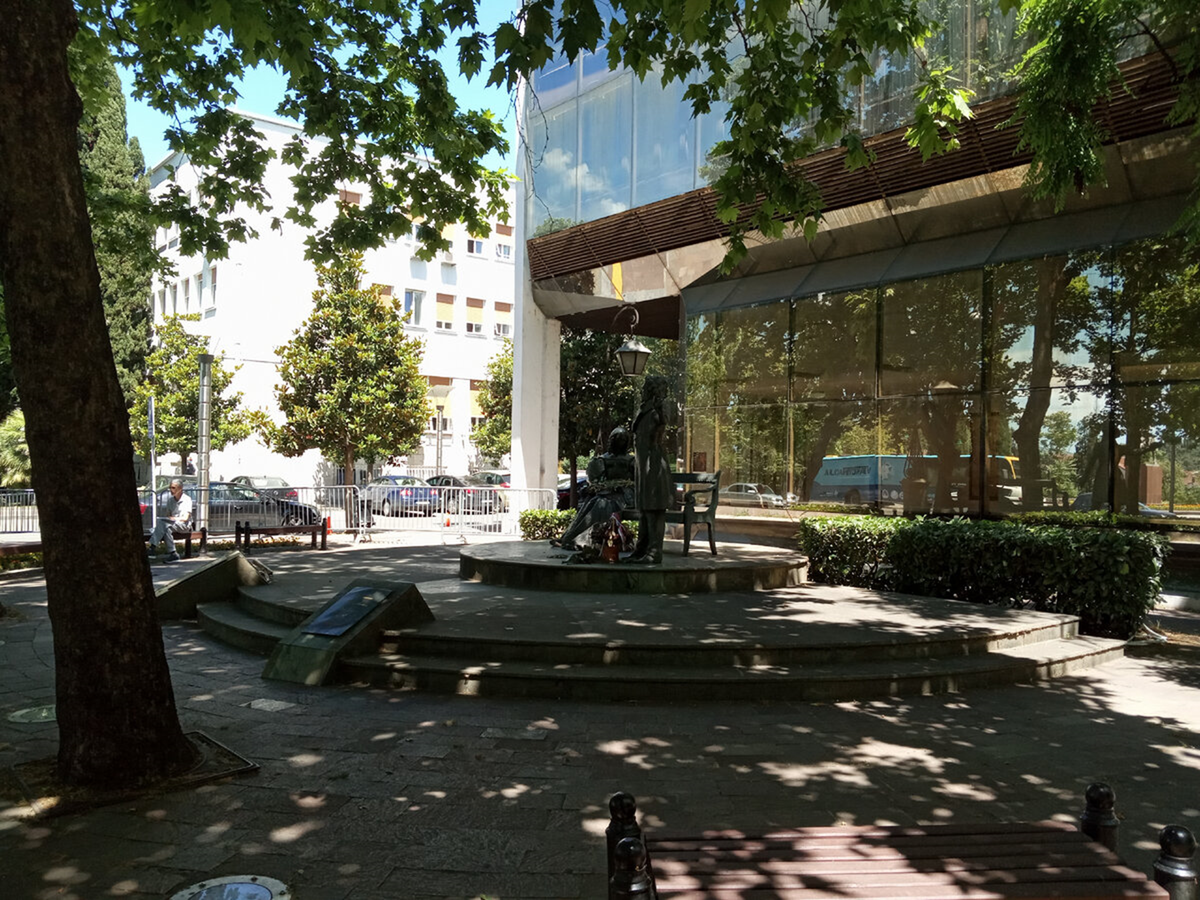 Вид слева на памятник