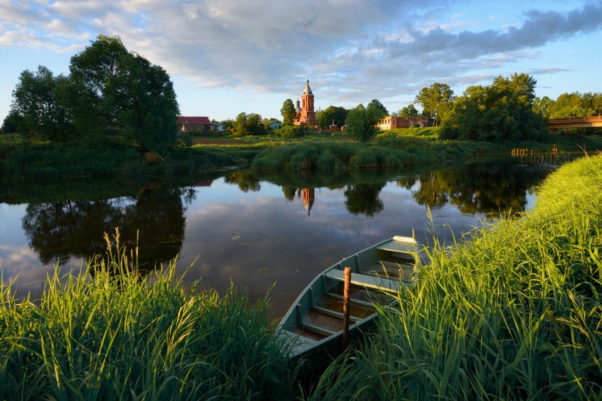 приезжают вместе к деревню