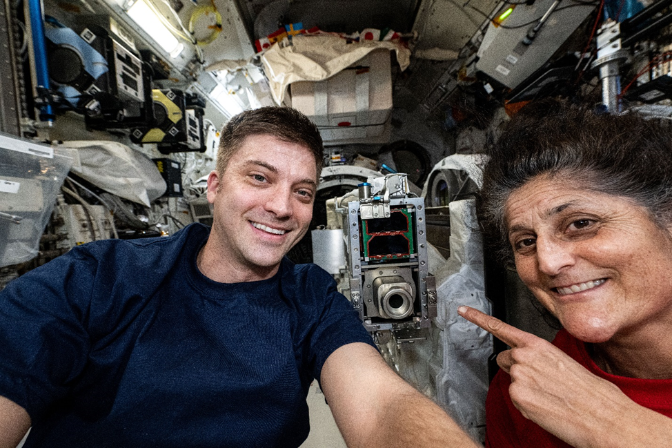 Мэтью Доминик и Сунита Уильямс готовят кубспутники к запуску. Фото: nasa.blog.com