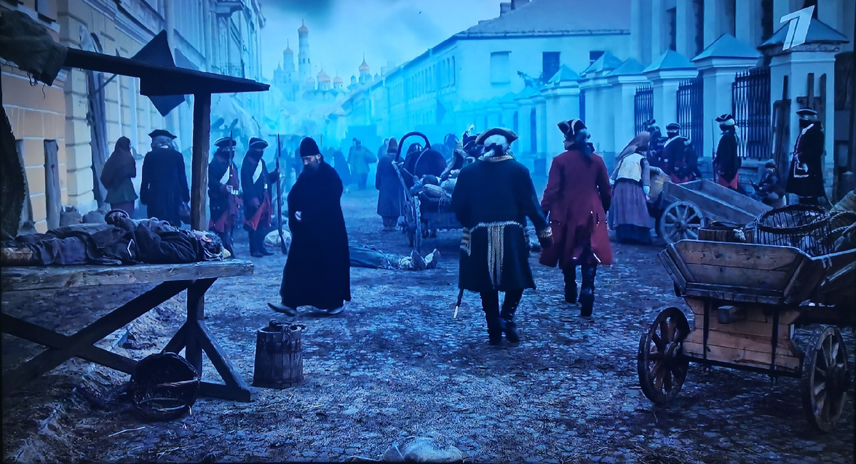 Чумные улицы Москвы (кадр из сериала "Великая. Золотой век" 