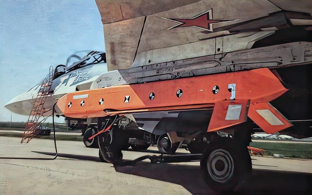 БПЛА С-71 на подвеске истребителя Су-57. / Источник фото: журнал "Aviation Week".