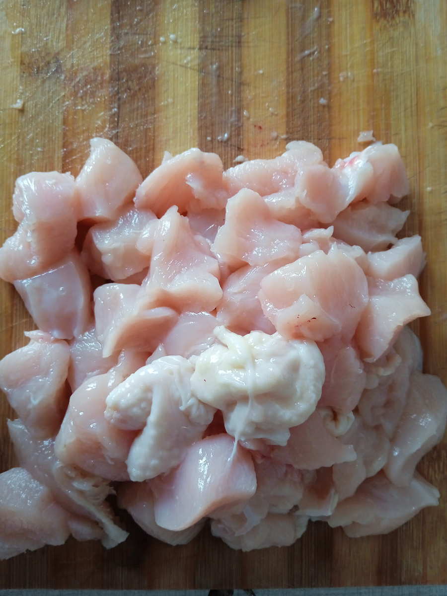 Возьмите куриное филе и нарежьте его мелкими кусочками.