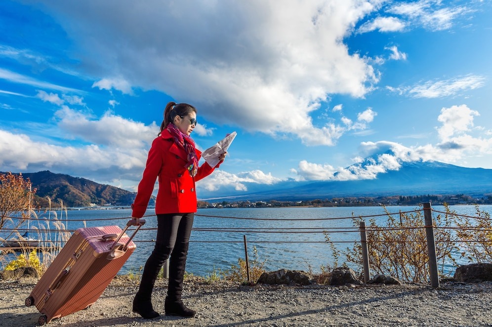 Источник: https://img.freepik.com/free-photo/tourist-with-baggage-map-fuji-mountain-kawaguchiko-japan_335224-7.jpg?t=st=1741958482~exp=1741962082~hmac=0b540f6679f13fc9677f52ce86f926dec48f7c8055368d100c3df268b0258e44&w=996