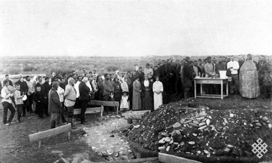 Строительство Кызыла (Белоцарска) началось в 1914 году. В том числе и с закладки камня для православного храма. Маленький храм был построен в районе нынешней улицы Щетинкина и был сожжен в белоцарском бою в 1919 году. В нынешнее время он восстановлен в виде часовни Георгия Победоносца, которая располагается рядом с управлением МЧС по Туве на улице Щетинкина.
