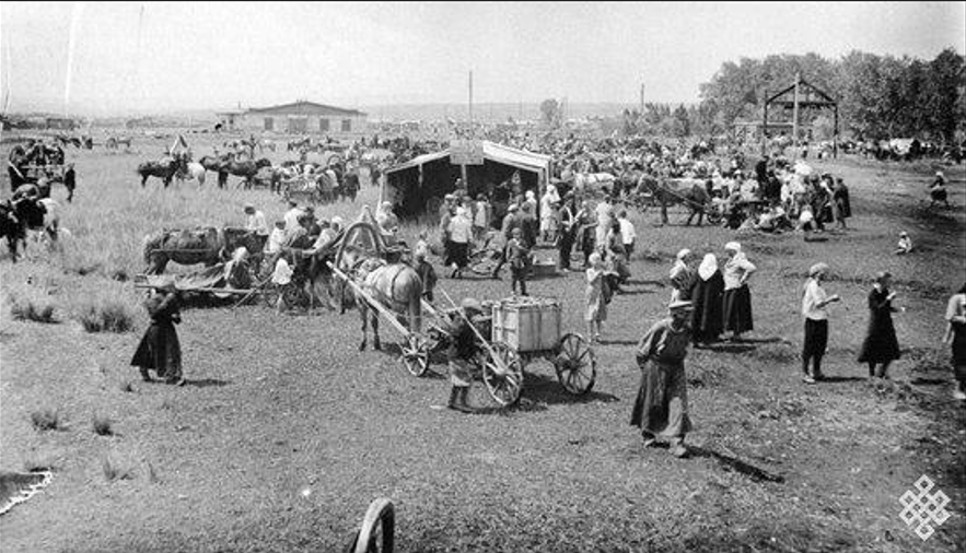Ярмарка в Белоцарске, 1924 год. Основатель Кызыла – Габаев – при планировании строительства города рассчитывал, что именно в этом месте торговля будет проходить активно. В Белоцарск съезжались русские купцы и местные жители. Торговля развивалась.