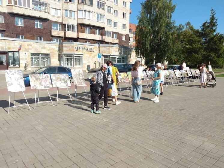     В Гатчине на площади Богданова городская художественная школа провела выставку военных картин под открытым небом. Фото: комитет по культуре и туризму Гатчинского района
