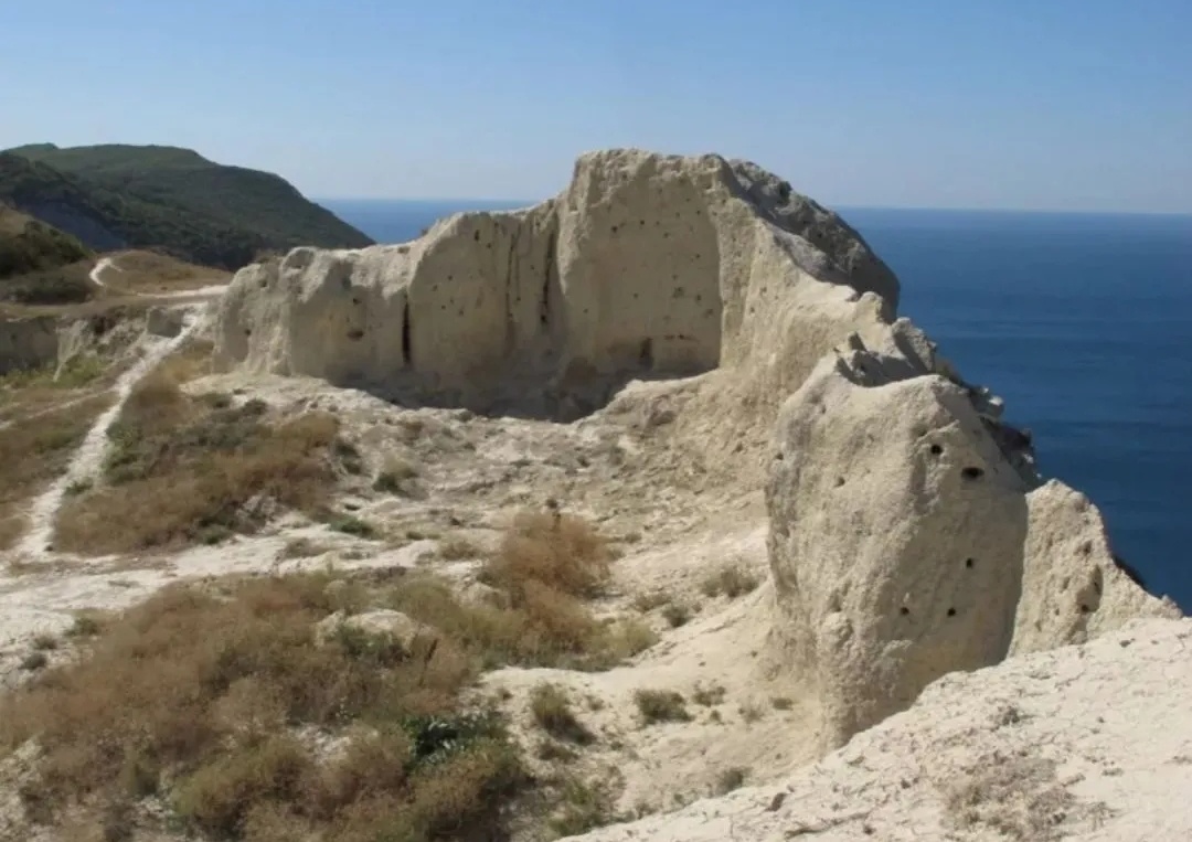 Супсех ласточкины гнезда. Анапа гора ласточкино гнездо. Ласточкино гнездо анапа супсех. Лысая гора и ласточкины гнезда. Супсех анапа лысая гора.