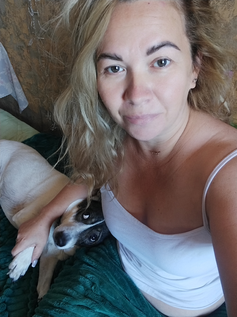 Зефирка не отходит от меня. Переживает и не понимает, чего это я постоянно лежу 😏