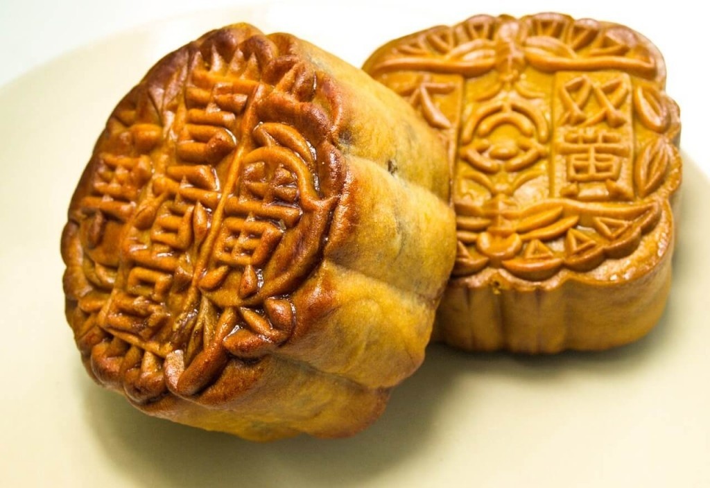 Юэбины с желтками, правый даже с двумя желтками. Как поняла? На нем написано-  双黄 shuānghuáng двойной желток