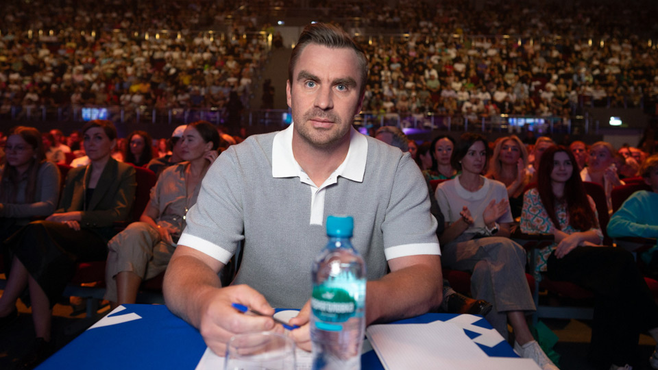 В роли члена жюри на игре выступил спортивный директор «Крыльев Советов» Сергей Корниленко. Фото:  пресс-служба ПФК «КС»