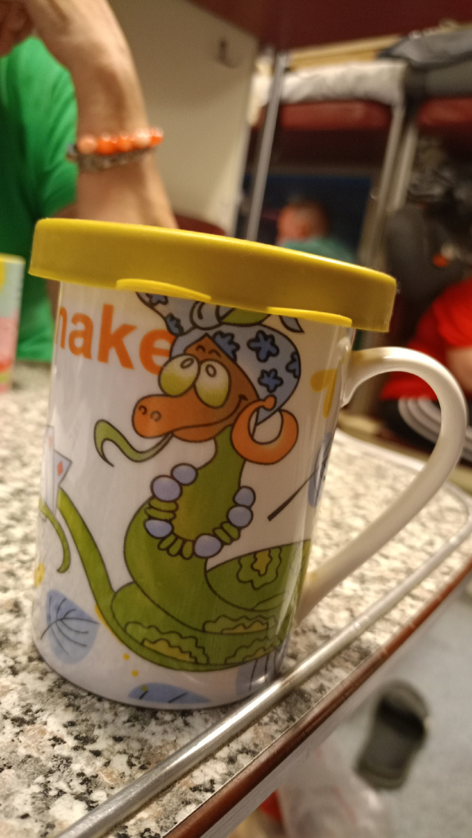 Мой любимый бокальчик путешественник. Люблю его 😆. Очаровательная змейка. А я по восточному гороскопу змея