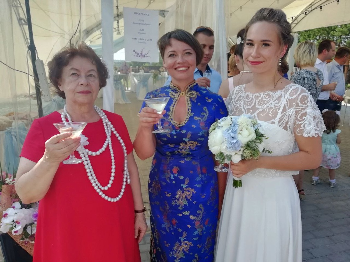 Бабушка, мама и невеста.