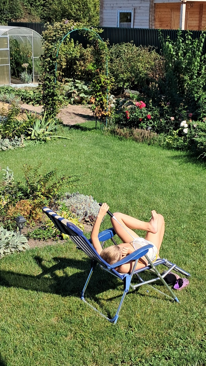 Ракеткой мух, наверное, отгонял))