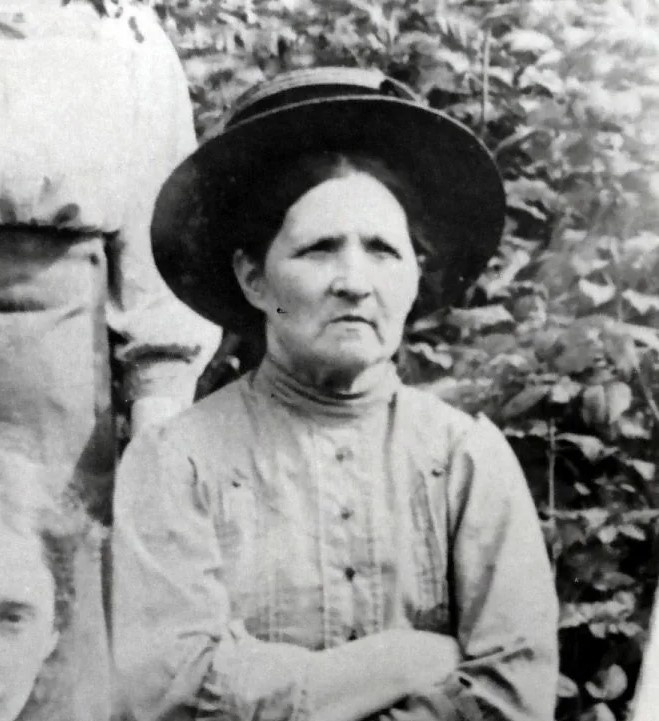 На фотографиях Варвара Евграфовна - всегда со сложенными руками, серьезная и сосредоточенная