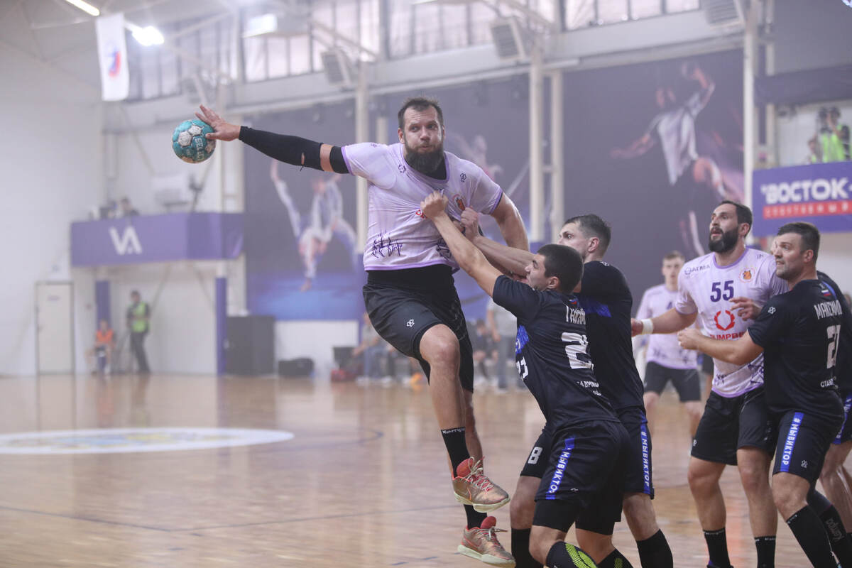    Защита "викторианцев" сдерживает Александра Котова