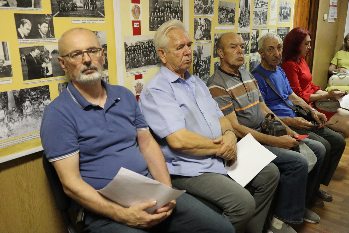 Кот трудится. Я работаю мы работаем они не. Я работаю мы работаем они не. Мемы про работу. Человек много работает.