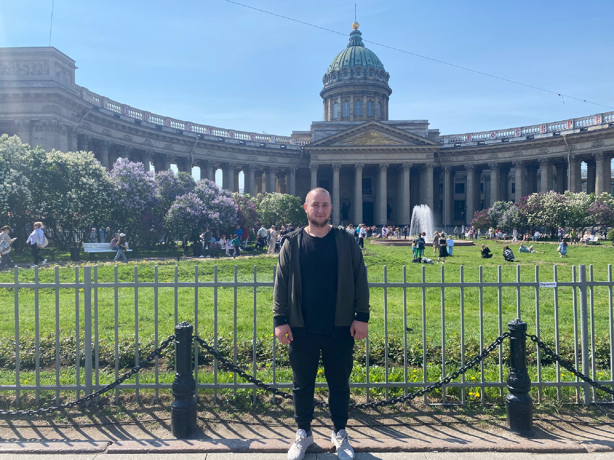 Вымотанный дорогой. Но ещё, вроде, с энтузиазмом))