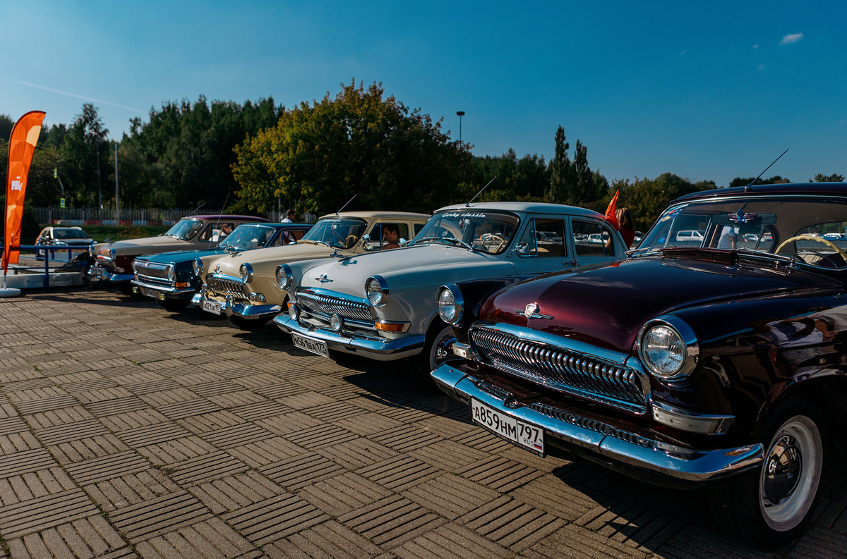    В ретропробеге приняли участие почти 30 оригинальных автомобилей 1970–80-х годов: ГАЗ 21/22, ГАЗ 24, ВАЗ 2101, Mercedes-Benz 280 S (W126), Mercedes-Benz W123. Все эти модели действительно могли встретиться в олимпийской Москве, хотя 126-й S-Класс только представили в 1979-м.   
Кинопоиск