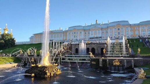 Показала дочке фонтаны в Петергофе. В моём детстве это было феерическое зрелище, а в её 