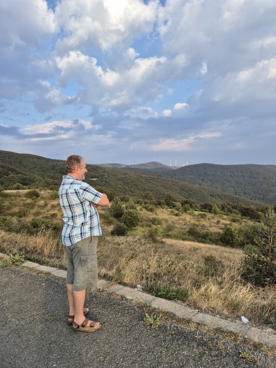 А на горизонте виднеются приметы современности - ветряки. Ветер там действительно знатный, явно не проставивают. Ну и виды, виды вокруг безграничные.
