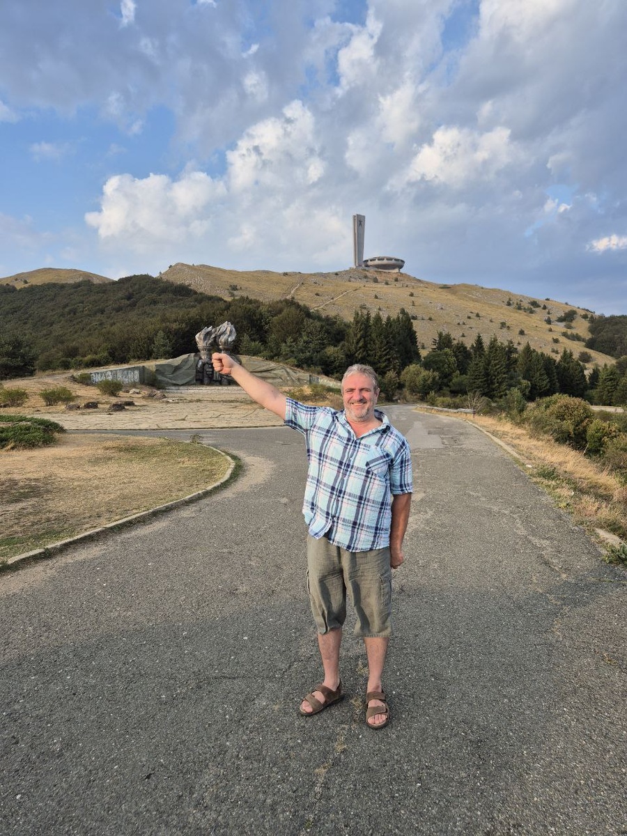 И "негасимый" огонь в наличии. Стандартная соц.атрибутика.
