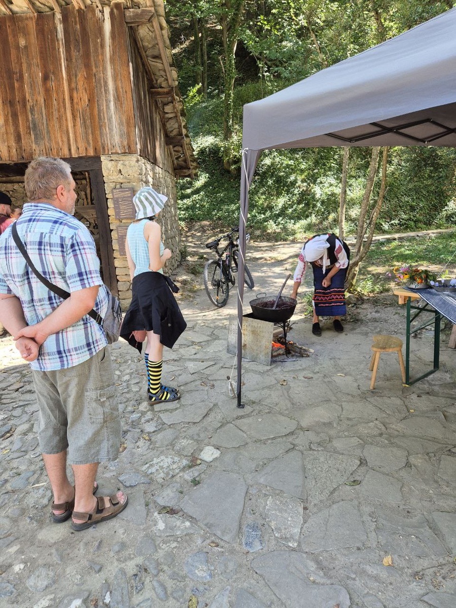 Затем показывают процесс выварки пюре.