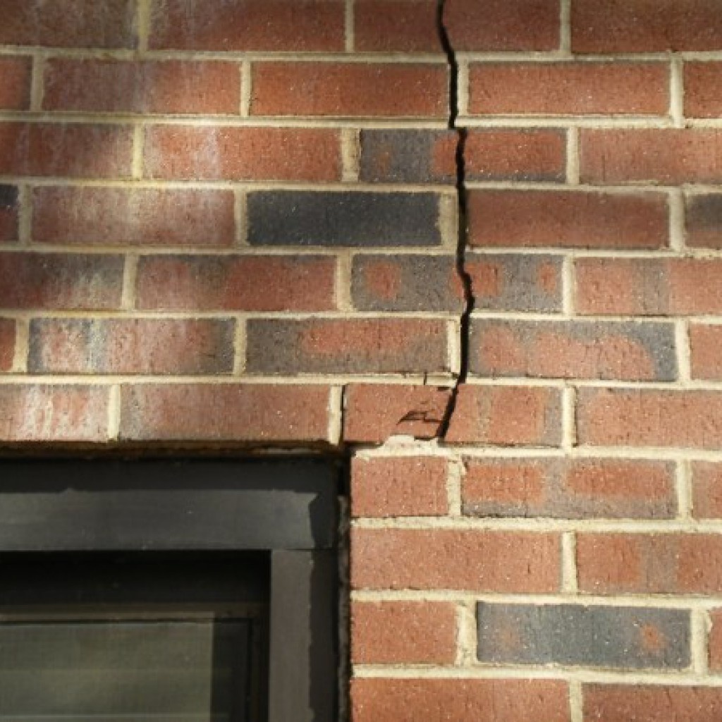 Трещины в стенах, искривление дверных и оконных проемов, проблемы с кровлей