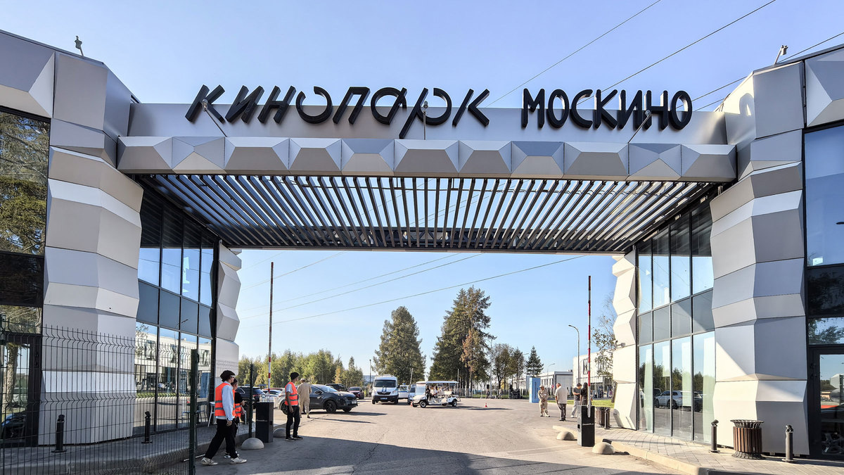 В Москве открыли первую очередь кинопарка «Москино», который входит в создаваемый в столице Московский кинокластер. Как он выглядит — в фотогалерее РБК