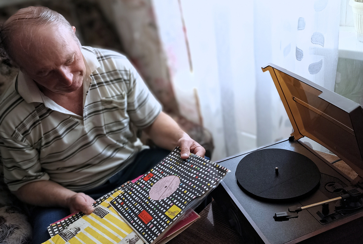 "Деревенский дед" разбирает свой ретроархив... Фото из личного архива автора.