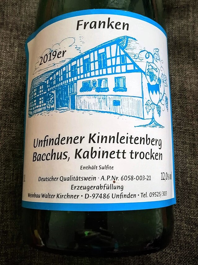 Nemracc. Виноградарство Вальтера Кирхнера в Унфинден - Кенигсберге в Баварии. Этикетка вина, виноградник Киннляйтенберг винодельни Кирхнер в Унфиндене, виноград Бахус.