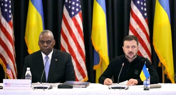 Министр обороны США Ллойд Остин и глава киевского режима Владимир Зеленский (слева направо) во время встречи на базе ВВС США Рамштайн. Обложка © ТАСС / ЕРА / RONALD WITTEK