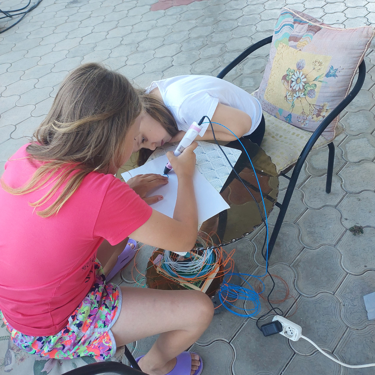 Девчонки рисуют 3Д-ручкой