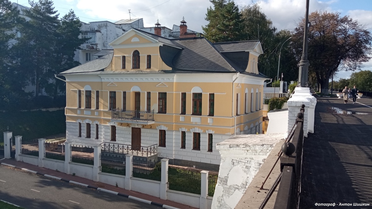 Именно этот особнячок на Волжском спуске в Ярославле называют Домом Болконского. Фото Антона Шишкина.
