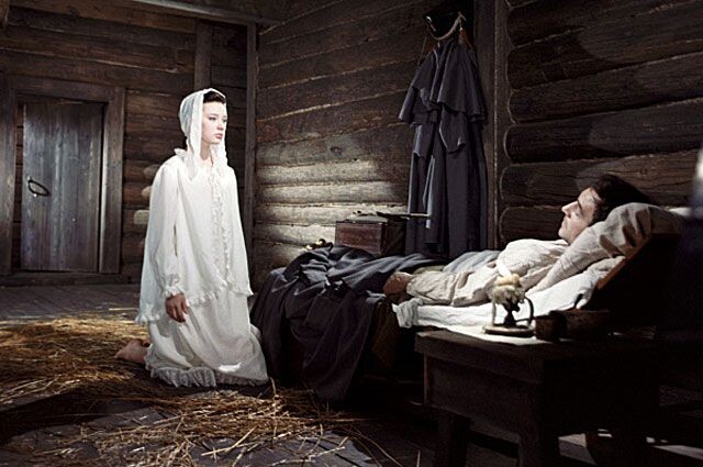 Наташа и раненый князь Андрей. Кадр из фильма Сергея Бондарчука "Война и мир".