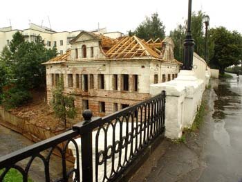 Дом Болконского до реставрации 2006 года. Фото их архива газеты "Золотое кольцо".