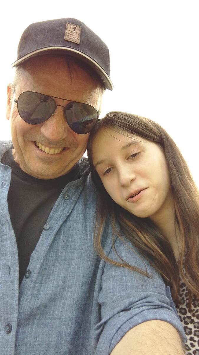 Андрей Львович каждый день водит Настю гулять.  Настин "выход" к людям  - на особом контроле.