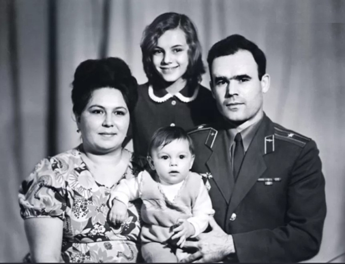  Лариса Шахворостова с родителями и младшей сестрой. / Фото: www.7days.ru