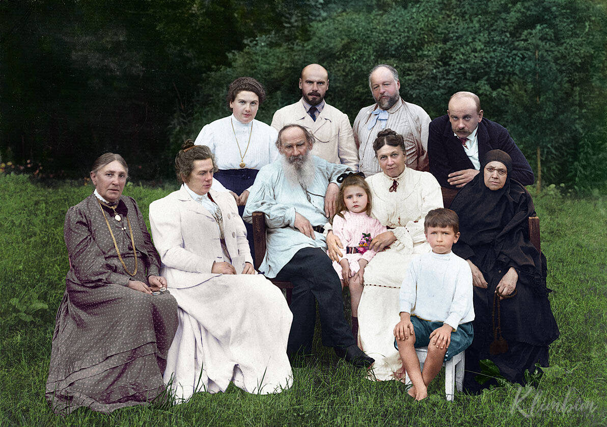 Лев Толстой и семья, 1908 год. Фото: Color by Klimbim 0.1. Источник: klimbim2014.wordpress.com