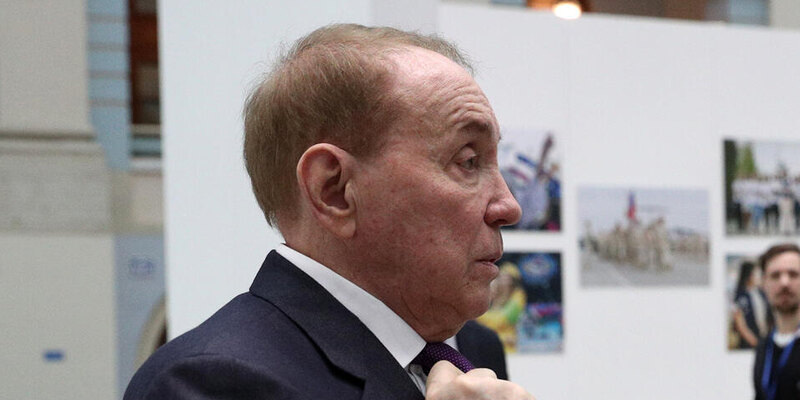 Маслякову А.В. - где-то 80 лет.  фото: картинки яндекса.