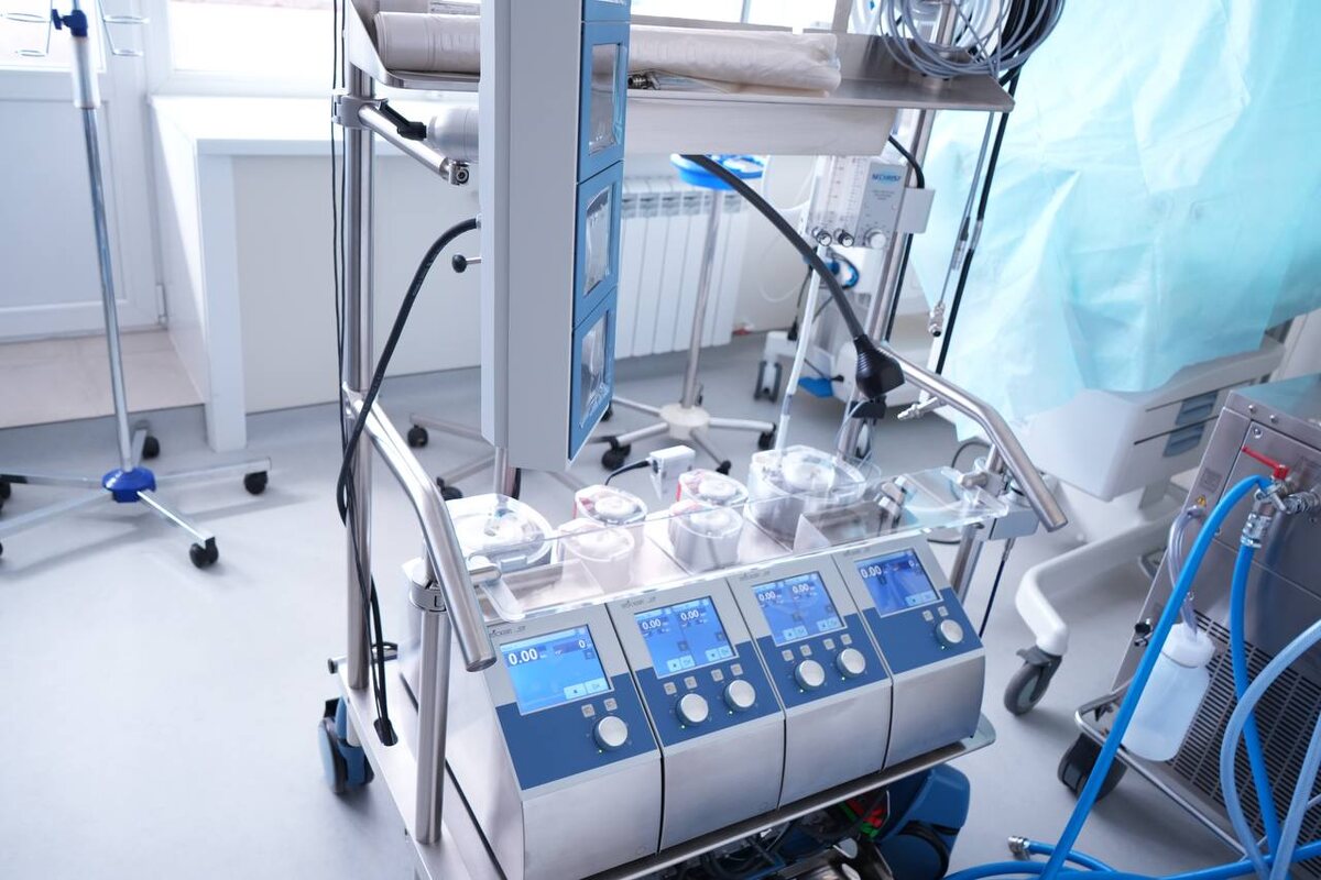 

– Совместными усилиями нам удастся не только спасать сердца маленьких пациентов, но и максимально сохранять качество жизни у детей с патологией сердца. В детской областной больнице работает команда сильных диагностов, хирургов, кардиологов и реаниматологов. У них огромный опыт выхаживания тяжелобольных детей. Маленькие пациенты будут под наблюдением мультидисциплинарной команды врачей – главных детских специалистов минздрава региона, – говорит член-корреспондент РАН, главный врач Иркутской областной детской клинической больницы Юрий Козлов.